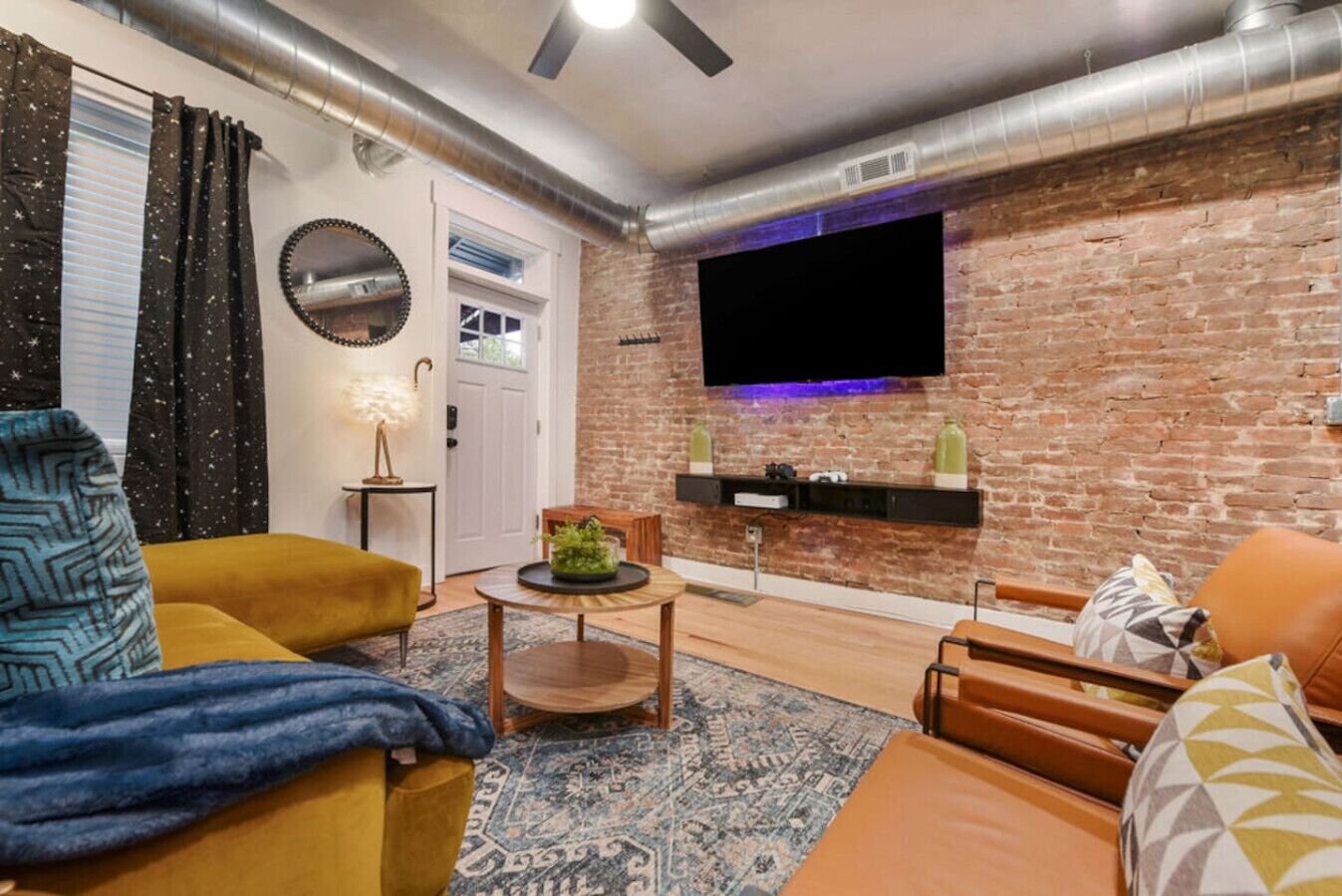 Smart-tv, tv-spel, böcker och en stereo