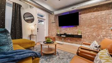 Smart-tv, tv-spel, böcker och en stereo