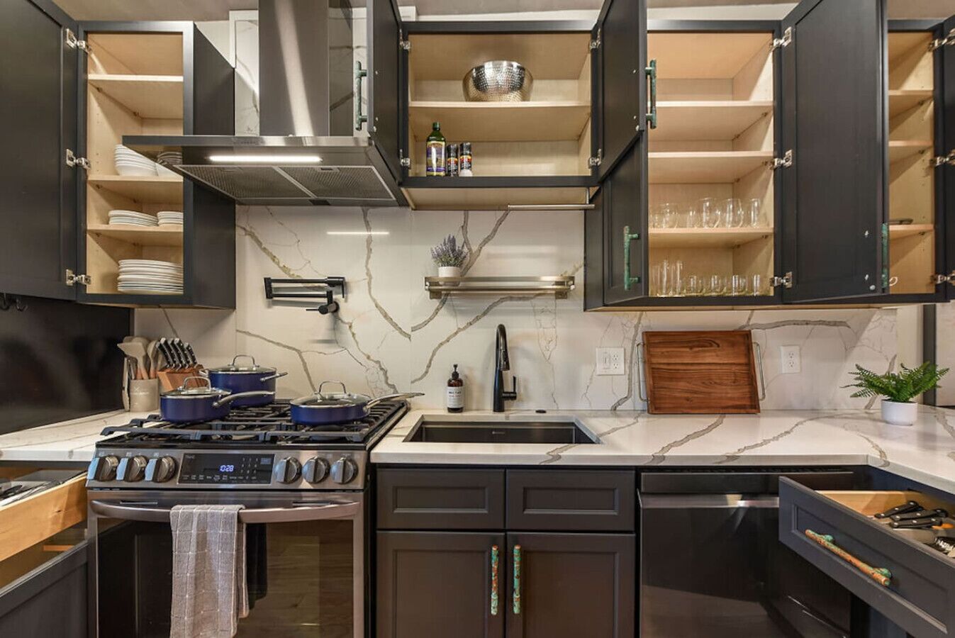 Kylskåp, mikrovågsugn, ugn och spishäll