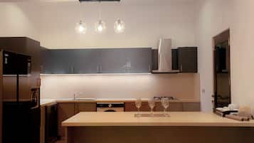 Fridge, microwave, stovetop, dishwasher