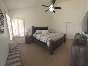 4 عدّة غرف نوم ومكواة/لوح كي وواي فاي وملاءات أسرّة