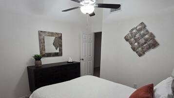 4 habitaciones, tabla de planchar con plancha, wifi y ropa de cama