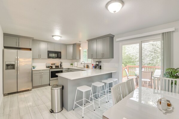 Fridge, microwave, stovetop, dishwasher - 6 Mi to Lumen Field: Family-Friendly Seattle Stay! (Seattle)
