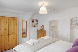 3 habitaciones, tabla de planchar con plancha, wifi y ropa de cama