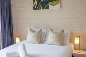 2 bedrooms, iron/ironing board, WiFi, bed sheets - Spooky Beach Lodge - Oceanstays - Pet Friendly (Angourie)