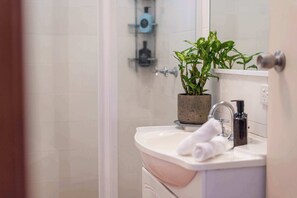 Dusche, Haartrockner, Handtücher