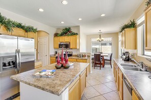 Kühlschrank, Mikrowelle, Herdplatte, Geschirrspüler