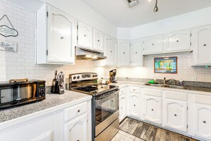 Réfrigérateur, micro-ondes, plaque de cuisson, lave-vaisselle