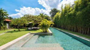 Una piscina al aire libre