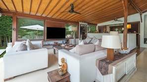 Villa, vue jardin | Coin séjour | TV connectée de 32 pouces avec chaînes par câble, Netflix