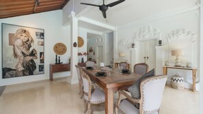 Villa - utsikt mot trädgården | Matsal