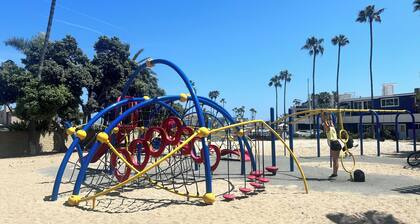 Spacious Upper Unit In Newport Beach w/ Ocean View, Free WIFI, and pet-friendly