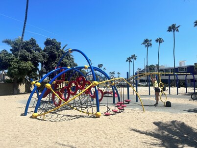 Spacious Upper Unit  In Newport Beach w/ Ocean View, Free WIFI, and pet-friendly
