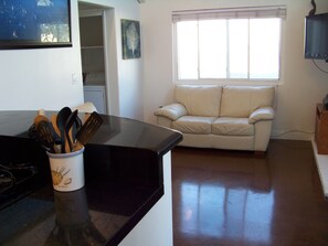 Smart TV, fireplace, printers - Spacious Upper Unit  In Newport Beach w/ Ocean View, Free WIFI, and pet-friendly (Newport Beach)