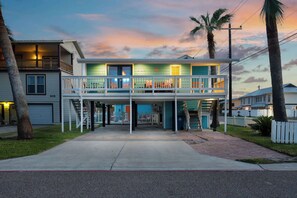 Exterior - The Wave House: Sleeps 16~Pool~Hot Tub~Bikes (Port Aransas)