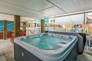 Terrace/patio - The Wave House: Sleeps 16~Pool~Hot Tub~Bikes (Port Aransas)