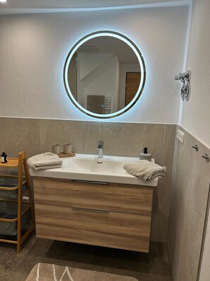 Regadera, secadora de cabello, toallas 