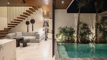 Deluxe-huvila, 2 makuuhuonetta, parveke, näköala uima-altaalle | Oleskelualue | 40–tuumainen äly-TV, jossa digitaalikanavat