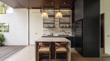 Deluxe-huvila, 2 makuuhuonetta, parveke, näköala uima-altaalle | Ruokasali