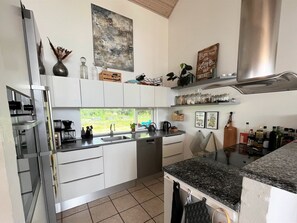Fridge, microwave, dishwasher, cookware/dishes/utensils