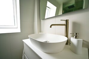 Dusche, Haartrockner, Handtücher, Seife