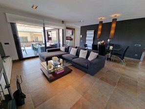 Smart TV, chimenea y reproductor de DVD 