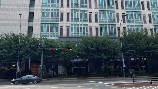 A tall, modern building with a grid of windows and a flat facade. - Seoul Apartment. Great location, close to tourist attractions, Wi-Fi. (Seoul)
