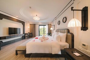 Habitación Deluxe, 1 cama King size, vista a la colina | Decoración personalizada, muebles diferentes y escritorio 