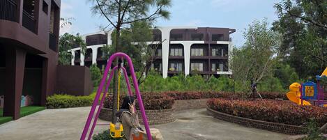 Kawasan main kanak-kanak – terbuka