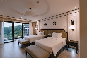 Habitación ejecutiva con 1 cama matrimonial o 2 individuales, vista a la montaña | Decoración personalizada, muebles diferentes y escritorio 