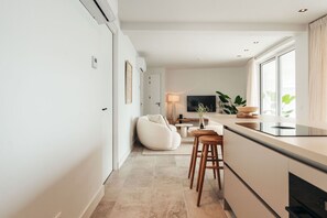 Réfrigérateur, four à micro-ondes, un four, surface de cuisson