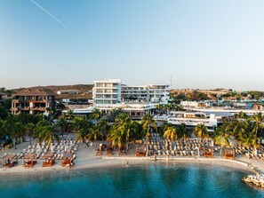 En la playa, camastros y toallas de playa