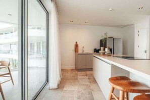 Micro-ondes, plaque de cuisson, lave-vaisselle, cafetière/bouilloire