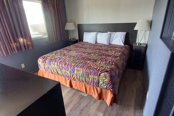 مكتب ومساحة عمل للكمبيوتر المحمول وستائر تعتيم ومكواة/لوح كي