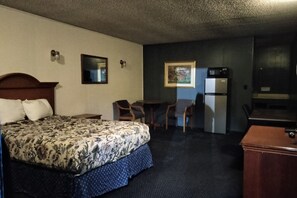 مكتب ومساحة عمل للكمبيوتر المحمول وستائر تعتيم ومكواة/لوح كي