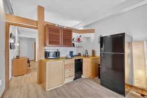 Fridge, microwave, stovetop, dishwasher