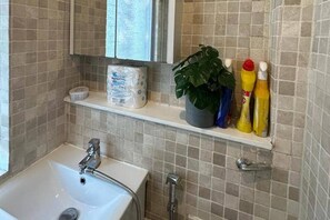 Shower, towels - 2-bed Gucci Flat - Sleeps 6 & Close to Harrods (London)