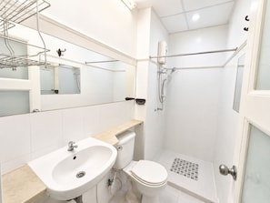 Superior Double Room | Bathroom | Shower, rainfall showerhead, towels, soap - OYO Skutan Inn (Bangkok)