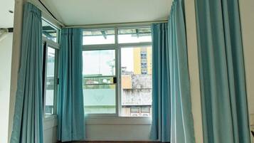 Habitación doble estándar | Minibar y ropa de cama