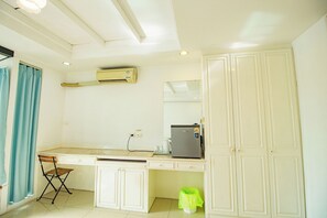 Habitación estándar doble | Minibar y ropa de cama