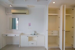 Standard Double Room | Minibar, bed sheets - Skutan Inn Sutthisan Nexus Opal (Bangkok)