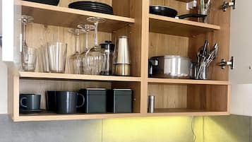 Kühlschrank, Herdplatte, Wasserkocher mit Kaffee-/Teezubehör