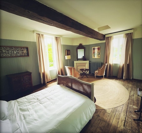 Classic Double Room | Individually decorated, free WiFi, bed sheets. La Maison de Chaalis