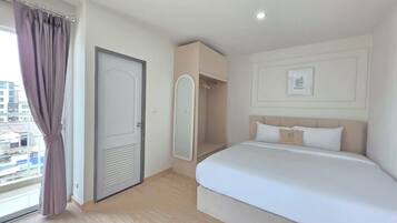 Quarto standard, 1 cama King | Escrivaninha, espaço de trabalho para notebook, Wi-Fi de cortesia