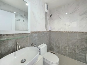 Shower, free toiletries, hair dryer, towels