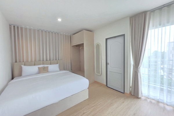 Standard Room, 1 King Bed | Desk, laptop workspace, free WiFi