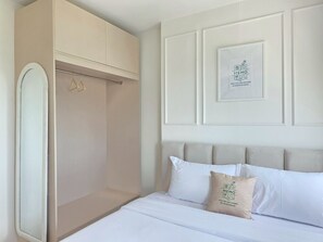 Desk, laptop workspace, free WiFi - Memo Bangsaen (Chonburi)