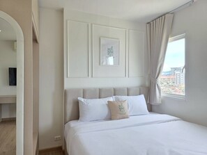 Desk, laptop workspace, free WiFi - Memo Bangsaen (Chonburi)