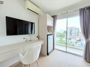 Escritorio, espacio para trabajar con laptop y wifi gratis