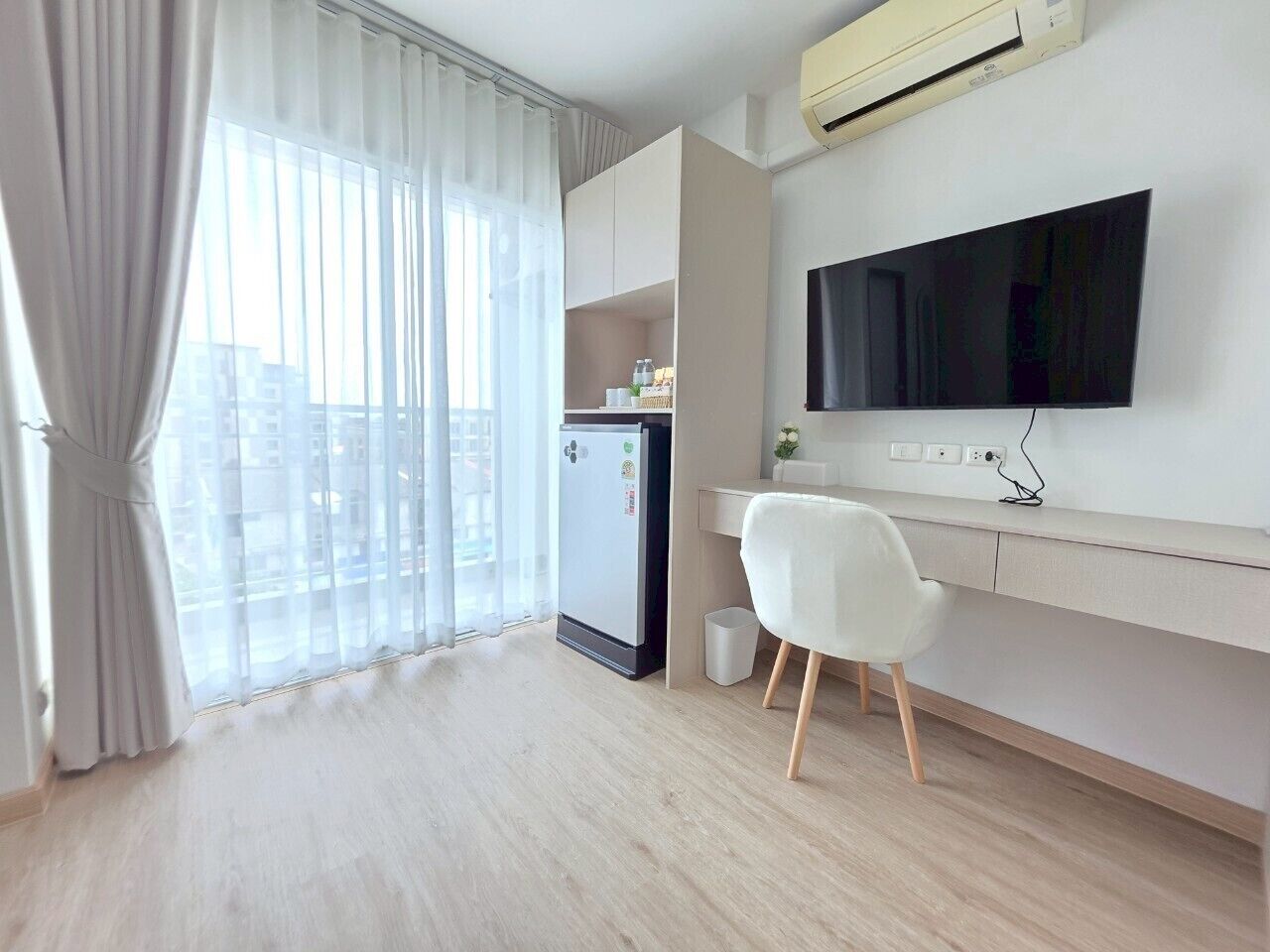 办公桌、笔记本电脑工作区、免费 WiFi